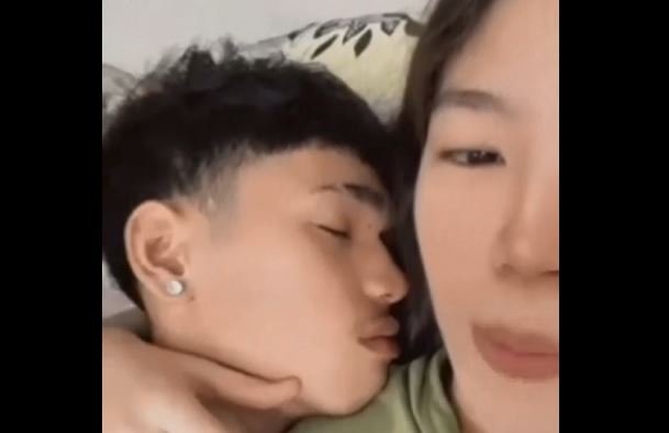 Pag pasok sa kwarto agad dumaro